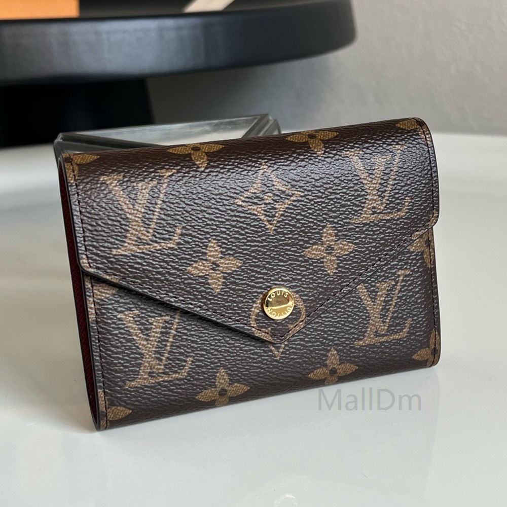 M41938 Victorine 錢包 紫紅色_1