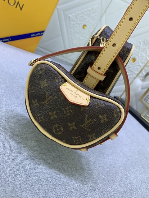 LV 46828 專櫃最新款碗豆子母包郵差包 可頌包 可拆卸-9