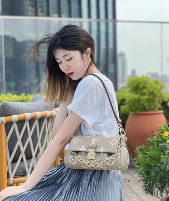 LV M45836 FAVORITE 壓紋軟粒面包包 單肩手提包