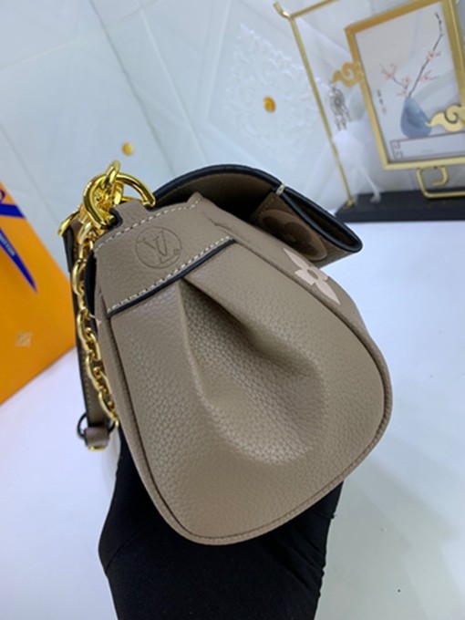 LV M45836 FAVORITE 壓紋軟粒面包包 單肩手提包-8