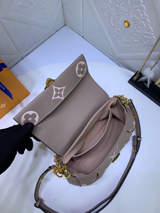 LV M45836 FAVORITE 壓紋軟粒面包包 單肩手提包-12