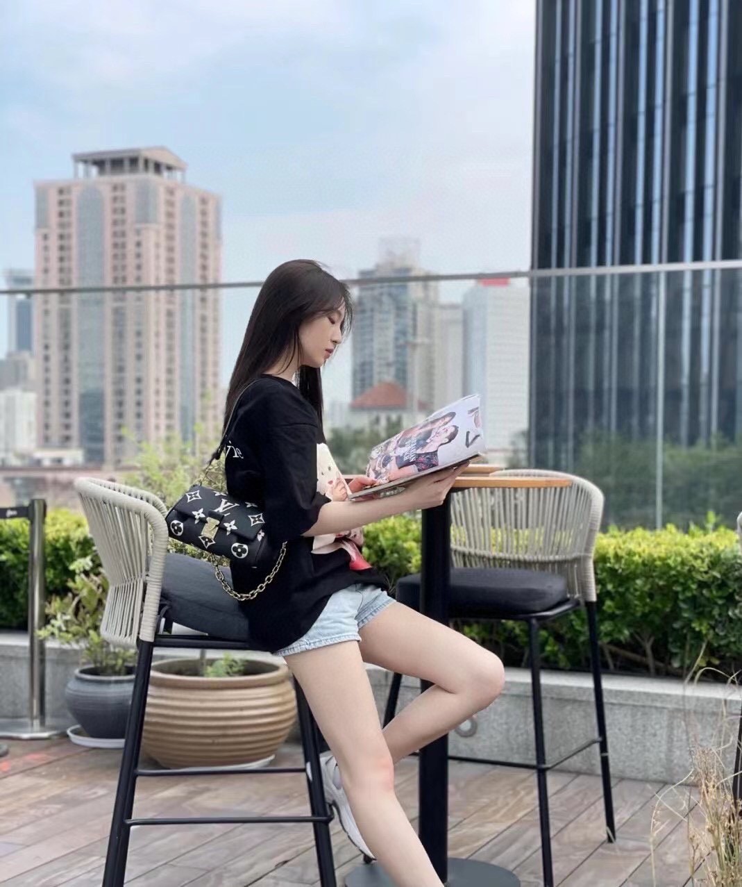 LV M45836 FAVORITE 壓紋軟粒面包包 單肩手提包-13