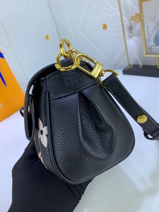 LV M45836 FAVORITE 壓紋軟粒面包包 單肩手提包-20