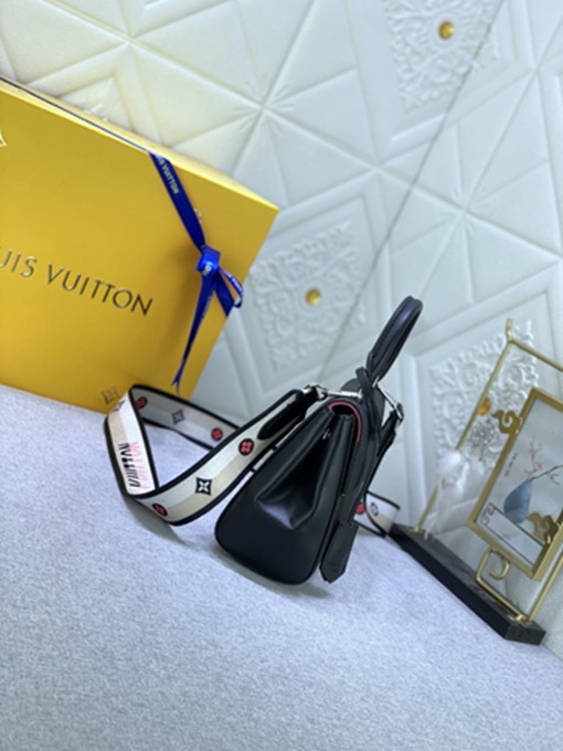 LV M58931Cluny迷你手袋 手提斜背兩用包包-5