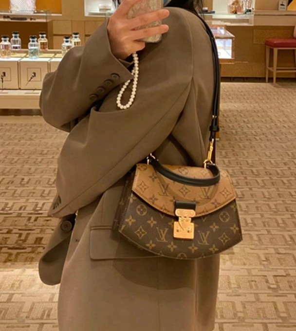 LV M46548扇形手提斜挎包包-4