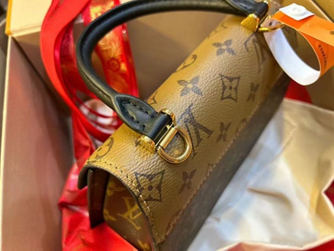 LV M46548扇形手提斜挎包包-8