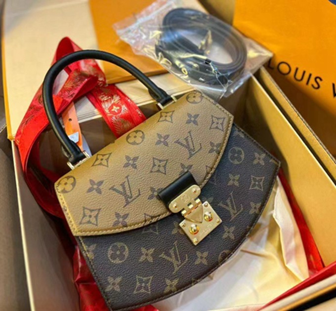 LV M46548扇形手提斜挎包包-12