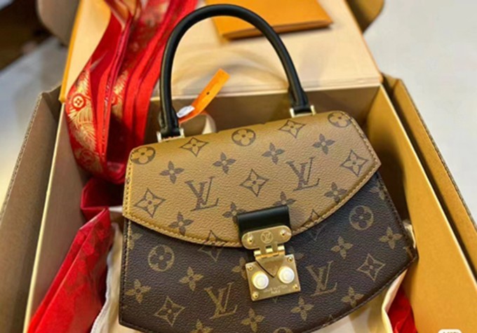 LV M46548扇形手提斜挎包包-11