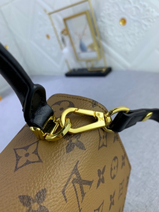 LV M46548扇形手提斜挎包包-19
