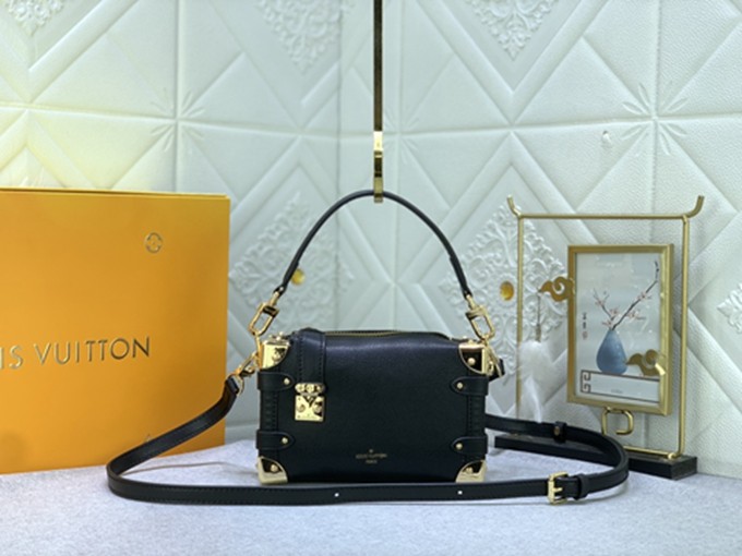 LV M23817 四角包邊鉚釘谷愛淩同款盒子包