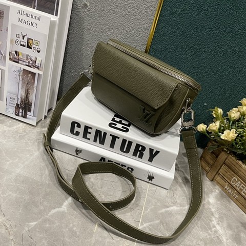 M83563 Pilot 迷你郵差手袋-23