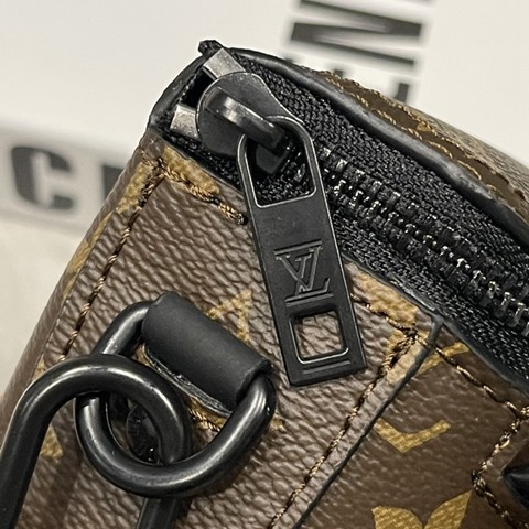 M83563 Pilot 迷你郵差手袋-37