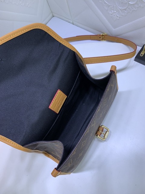 M44919 復古時尚手袋 扇形扣凱麗包包-11