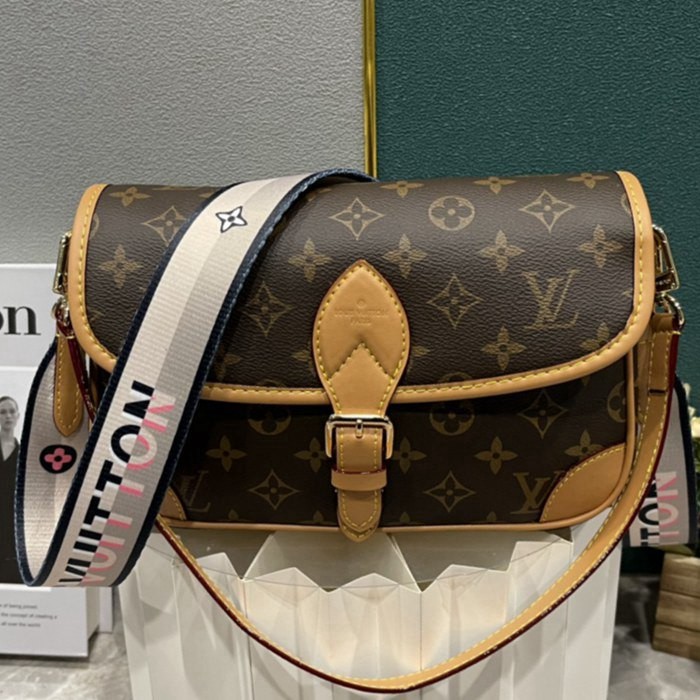 M45985杏帶 法棍包 DIANE 手袋
