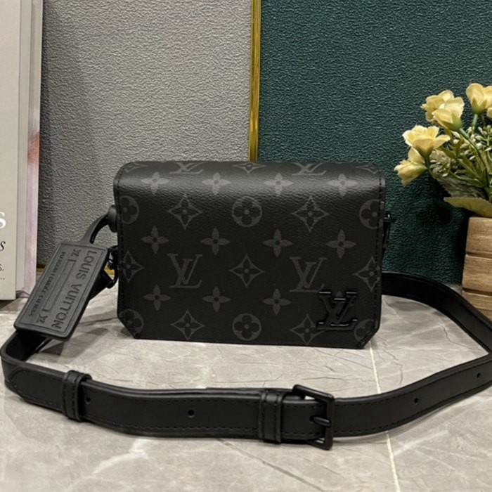 M82085 M82086 黑花男包郵差包17.3x12x7cm
