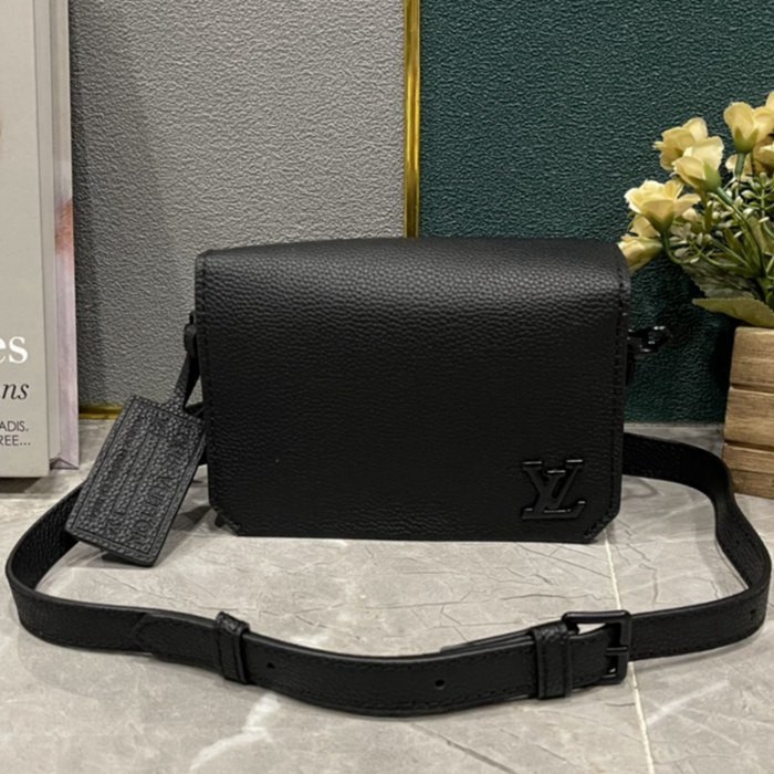 M82085 M82086 全皮黑色男包郵差包17.3x12x7cm
