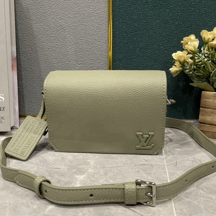 M82085 M82086 軍綠 男包郵差包17.3x12x7cm