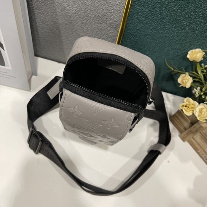 M81005灰壓花 FLAP DOUBLE 手機包11x18x8cm-4