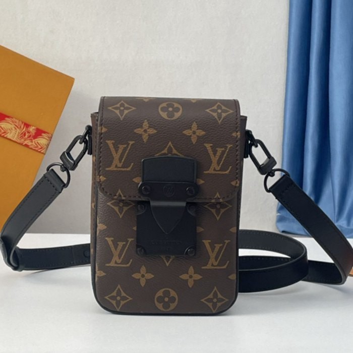 M81522 S-Lock Vertical Wearable 錢夾 12x19x7cm